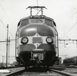 168241 Afbeelding van de kop van een electrisch treinstel mat. 1957 (Benelux, serie 1201-1208) van de N.S. bij de ...